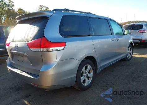 2011 Toyota Sienna Le V6 z USA, uszkodzony, nr VIN 5TDKK3DC2BS173107